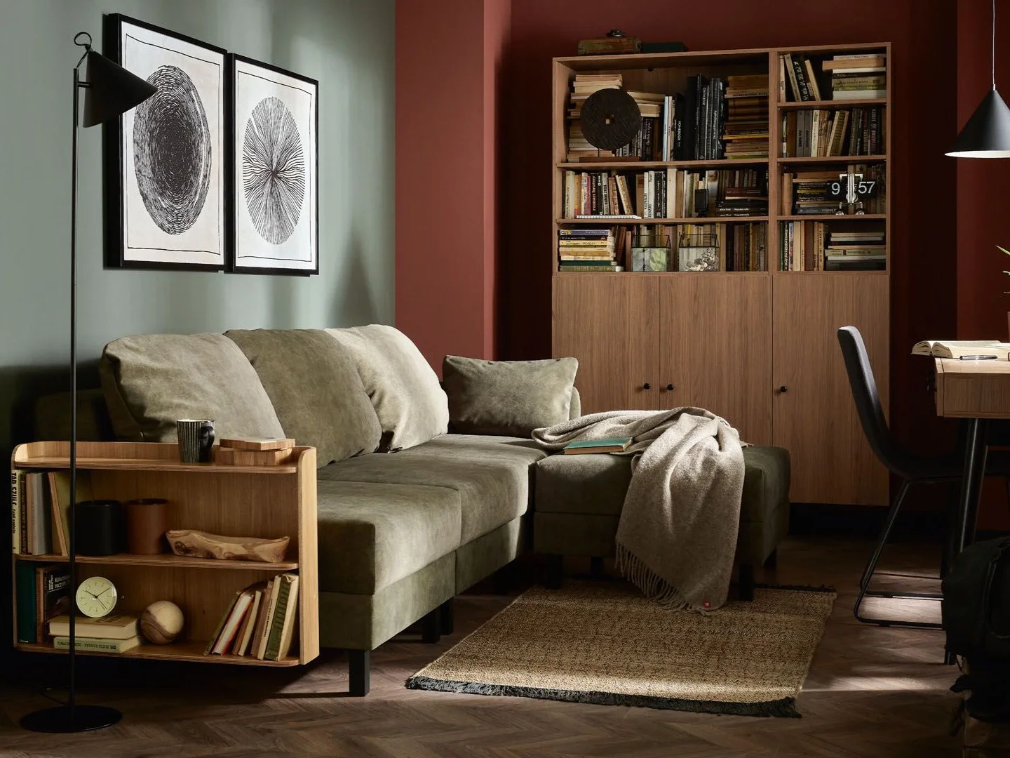 zaciemniony salon z atmosferą relaksu i spokoju